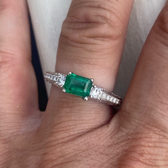 Orianne….Natural diamonds and natural emerald ring on 14ct white gold - Picture 10 of 13